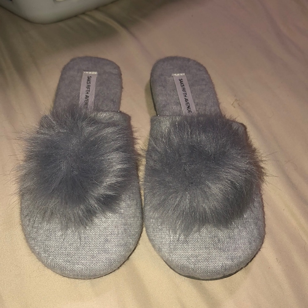 NEW Sak’s Fifth Avenue Gray Knit Faux Fur Pom Pom Slide On Slippers Size 5/6